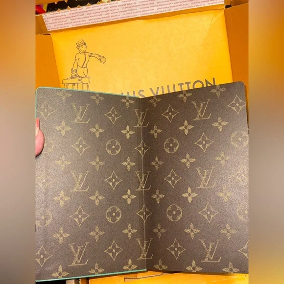 /traded/💯 Louis Vuitton Collector Jane Notebook MM "Come and Play with Me" - Picture 8 of 11